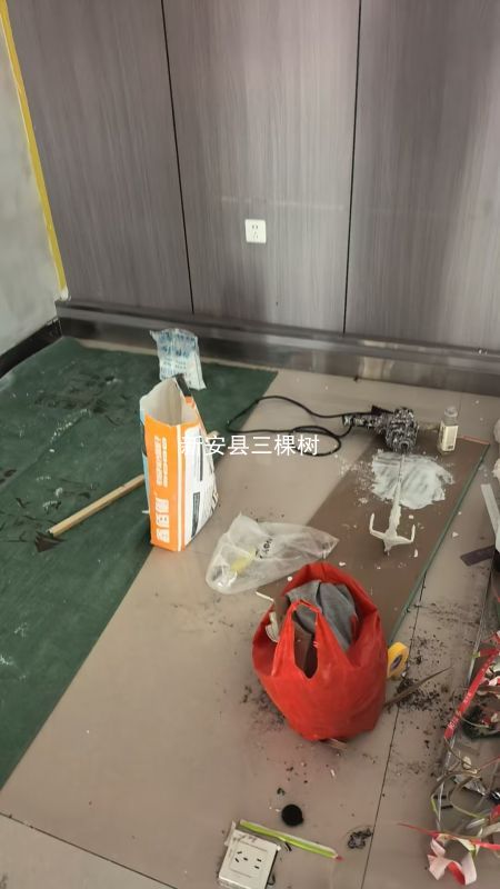 新安家装墙面维修，局部腻子修补刷漆现场